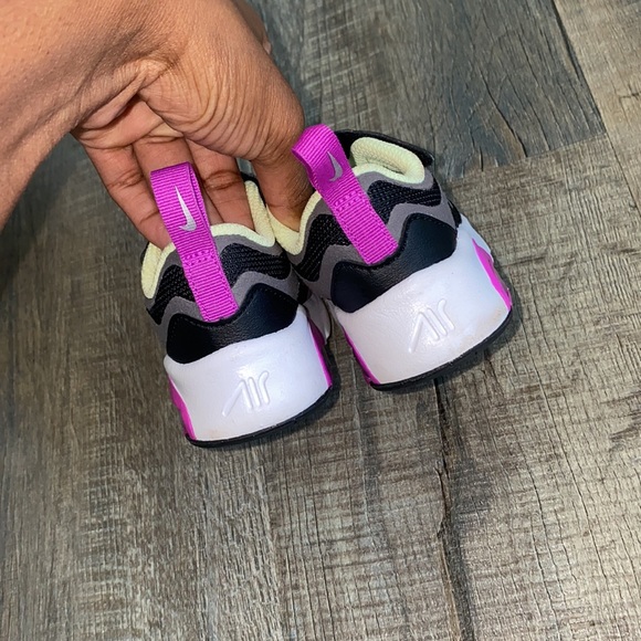 Toddler Nike shoes - Picture 2 of 3